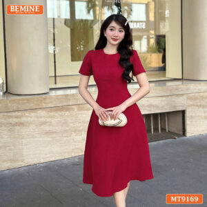 Người mẫu diện đầm BEMINE MT9169 đi làm chuyên nghiệp.
