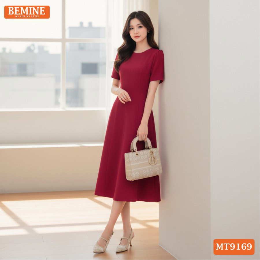 Đầm thiết kế BEMINE MT9169 dáng xòe dài thanh lịch, thiết kế cổ tròn đơn giản nhưng sang trọng.