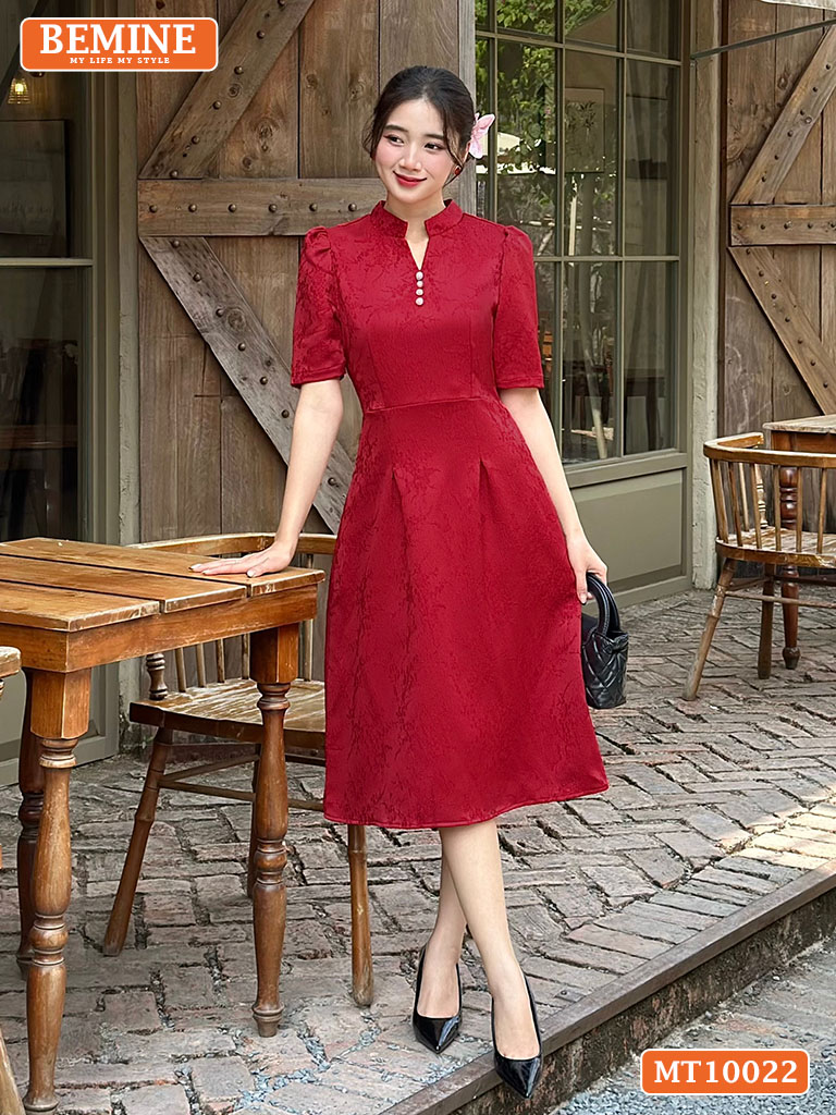 Đầm thiết kế BEMINE cổ trụ xẻ V đính nút MT10022