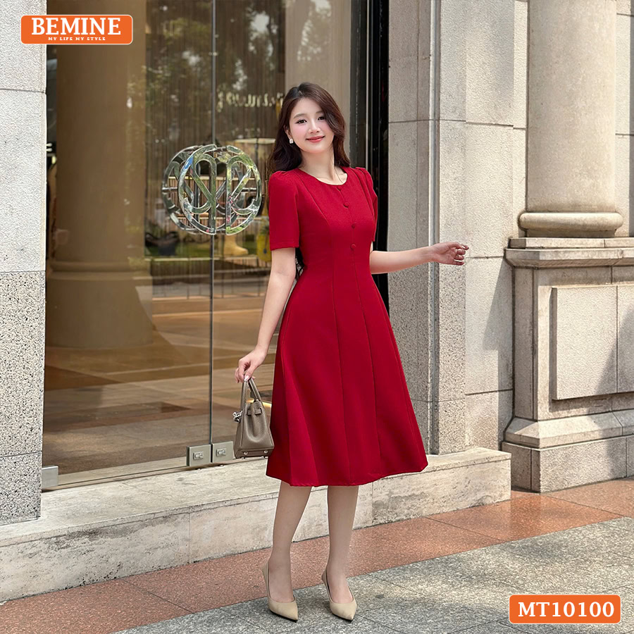 Ảnh chụp toàn thân đầm thiết kế BEMINE MT10100 màu đỏ nhã nhặn.