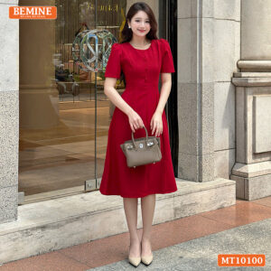 Phong cách thời trang nữ tính với đầm BEMINE MT10100 đính cúc.