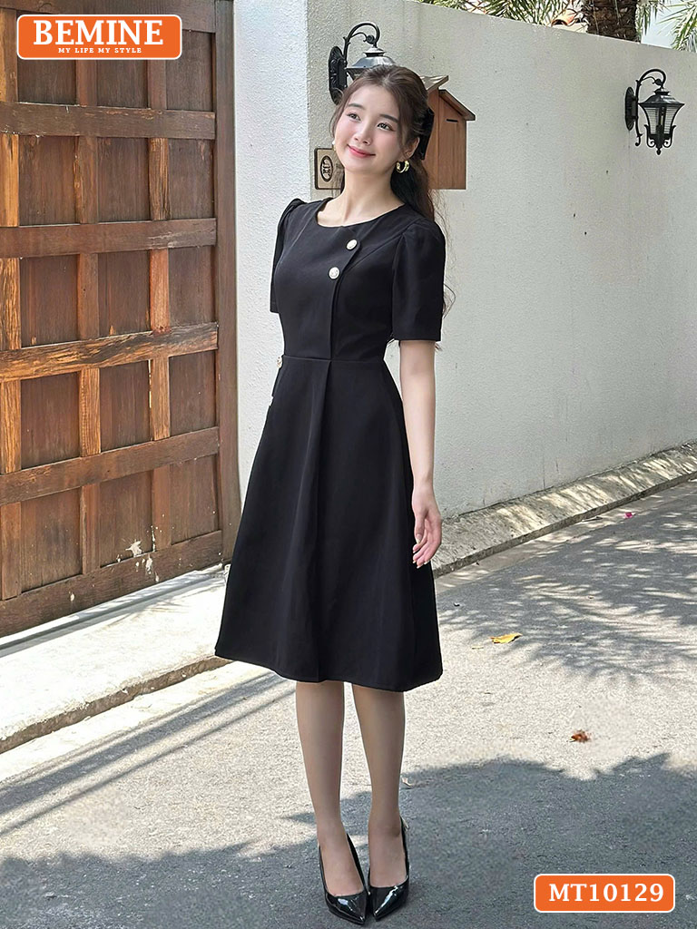 Đầm thiết kế BEMINE cổ tròn đính cúc MT10129