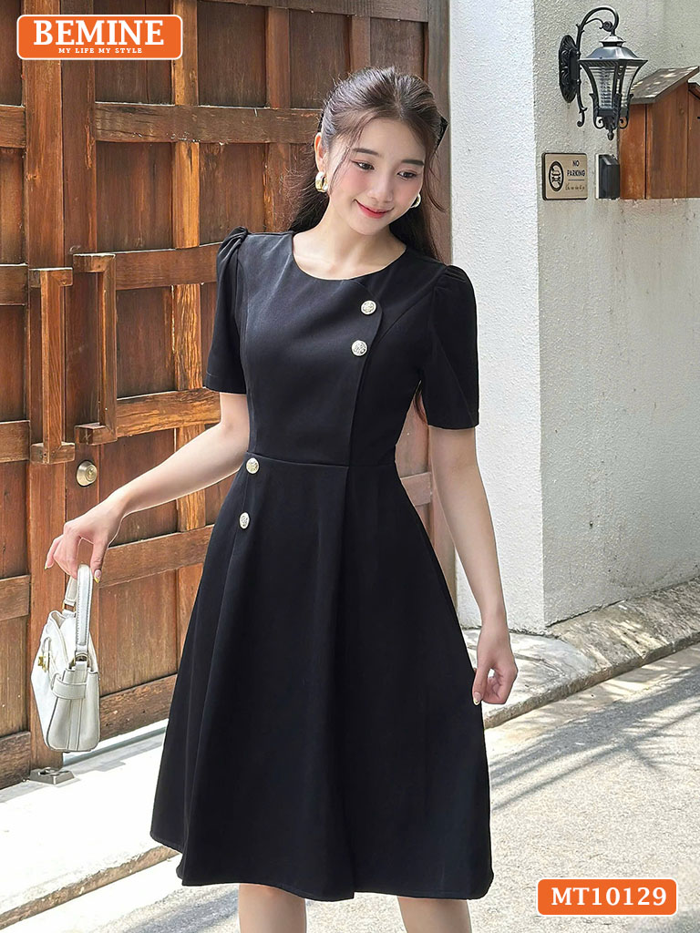 Đầm thiết kế BEMINE cổ tròn đính cúc MT10129