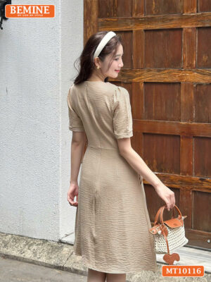 Đầm thiết kế BEMINE cổ tròn vạt giả MT10116