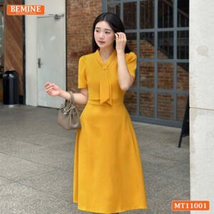 Đầm công sở BEMINE MT11001 màu vàng dáng chữ A hiện đại.