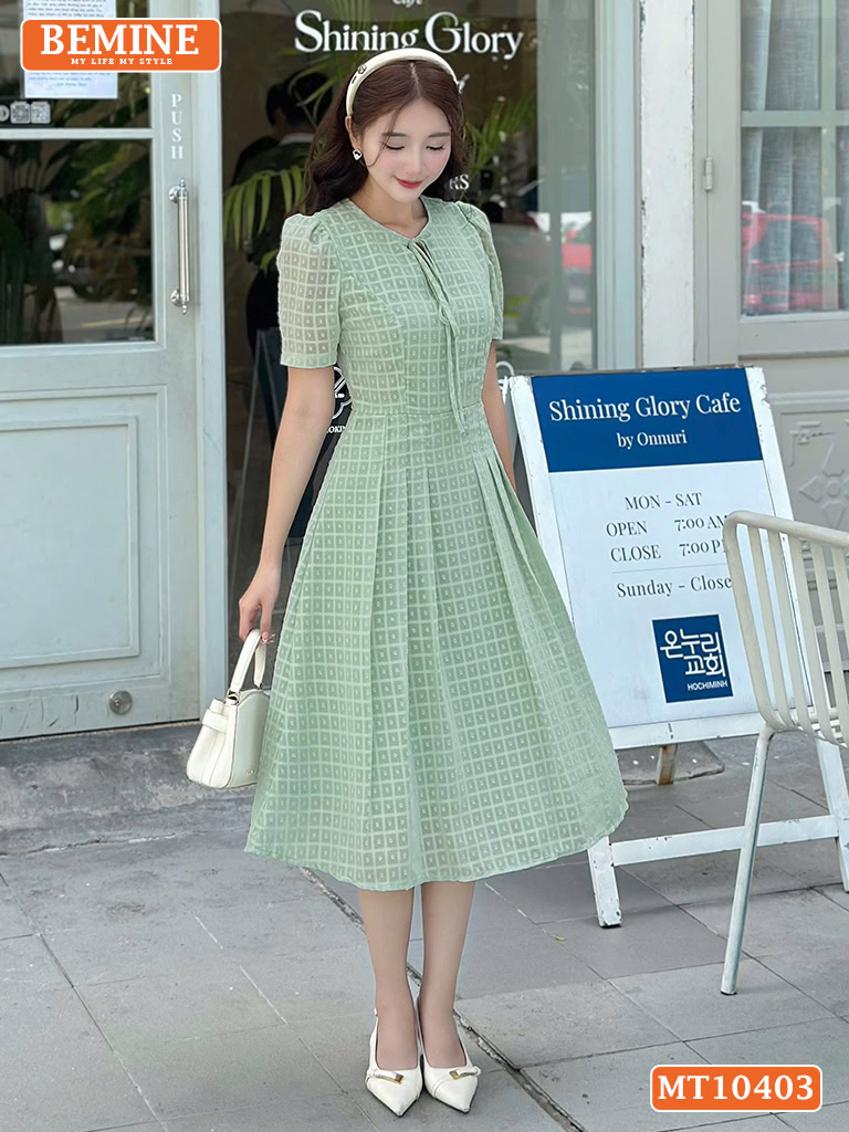 Đầm thiết kế BEMINE cổ tròn dây nơ tơ voan MT10403