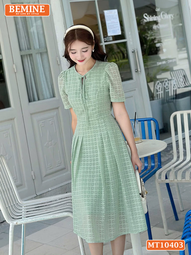 Đầm thiết kế BEMINE cổ tròn dây nơ tơ voan MT10403