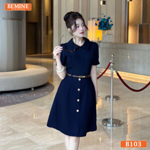 Người mẫu mặc đầm thiết kế BEMINE B103 cổ đức khóa kéo trước, màu xanh rêu thanh lịch