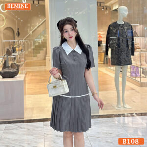 Người mẫu mặc đầm thiết kế BEMINE B108 xếp ly, cổ đức, đính cúc, phong cách vintage trẻ trung.