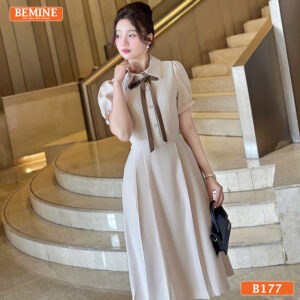 Đầm thiết kế BEMINE B177 màu hồng phấn, dáng chữ A, cổ sơ mi, với nơ tạo điểm nhấn nữ tính.