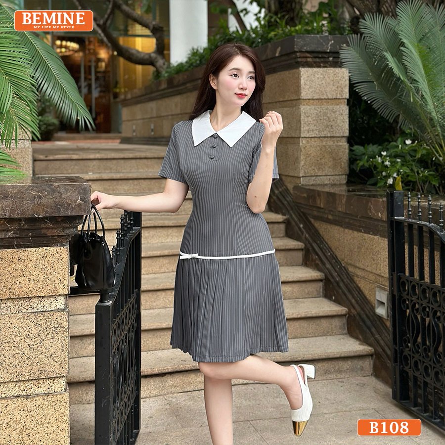 Đầm thiết kế BEMINE Xếp Ly Đi Chơi Cổ Đức Đính Cúc B108 Đầm BEMINE B108, kiểu dáng cổ đức và tùng xếp ly lãng mạn, với điểm nhấn là cúc đính.