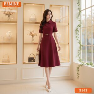 Góc chụp chi tiết đầm thiết kế BEMINE B143, tập trung vào sự kết hợp giữa cổ đức và đai eo thắt.