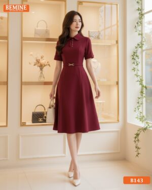 Ảnh cận cảnh chi tiết cổ đức và đai eo bản lớn của đầm thiết kế BEMINE B143.