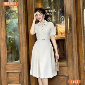 Đầm BEMINE B143, kiểu dáng cổ đức và dáng chữ A, với đai eo tạo vẻ ngoài duyên dáng.