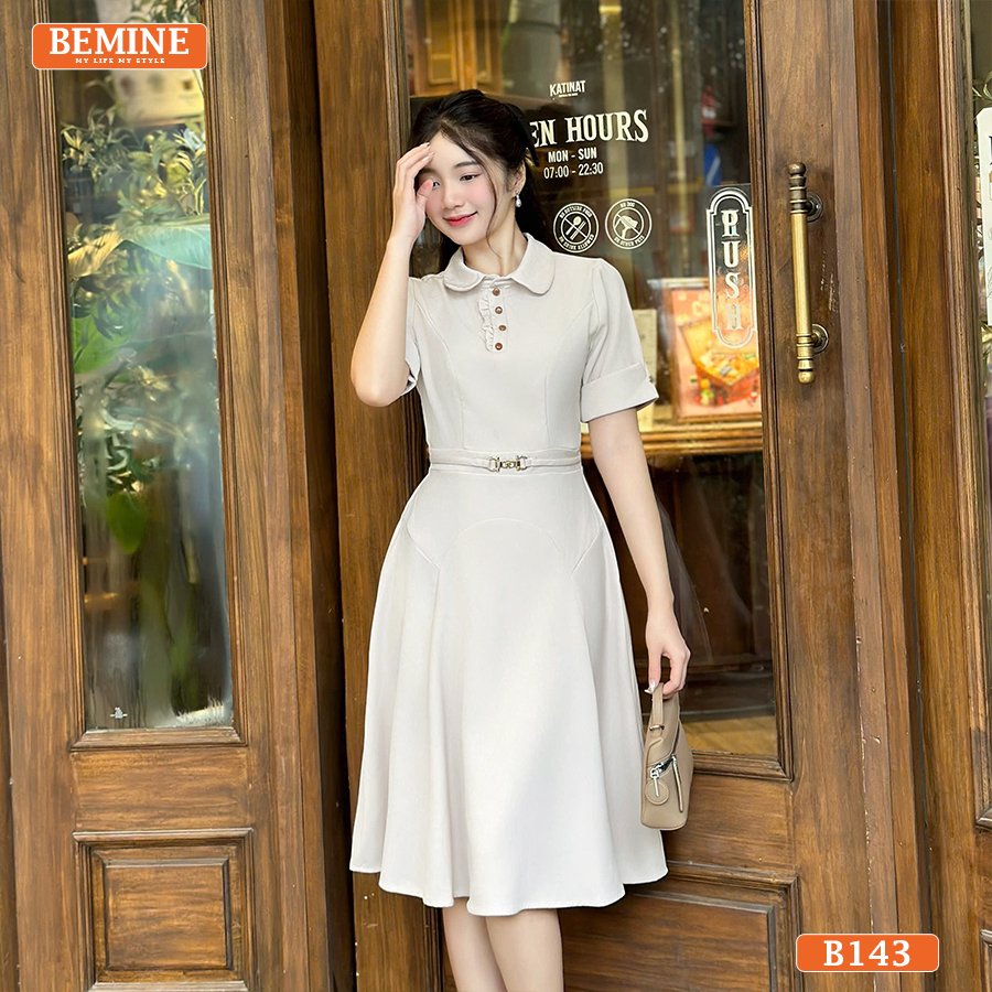 Đầm BEMINE B143, kiểu dáng cổ đức và dáng chữ A, với đai eo tạo vẻ ngoài duyên dáng.