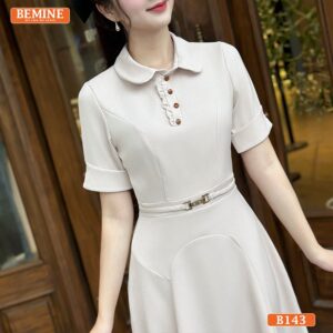 Chi tiết đai eo có thể điều chỉnh của chiếc đầm thiết kế BEMINE B143, làm nổi bật vòng eo.