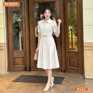 Ảnh chụp toàn thân đầm BEMINE B143 dáng chữ A, cổ đức, đai eo, lý tưởng cho những chuyến đi chơi.