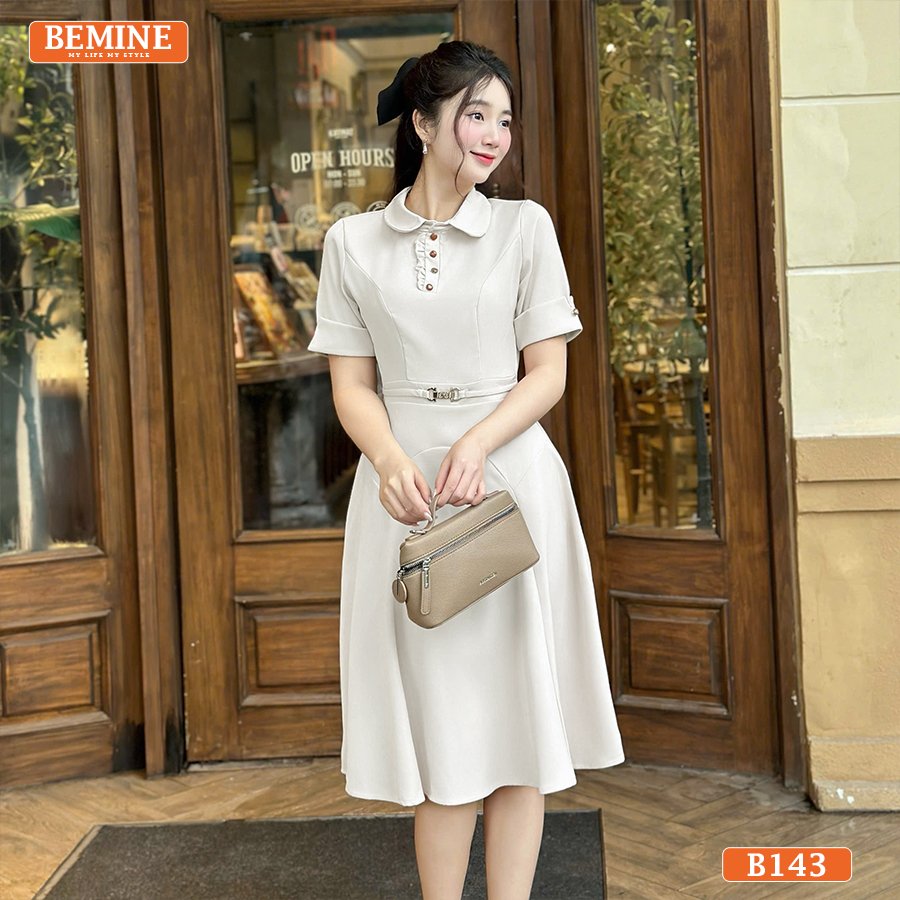 Đầm thiết kế BEMINE B143 màu xanh, dáng chữ A, cổ đức, đai eo, mang phong cách trẻ trung, năng động.