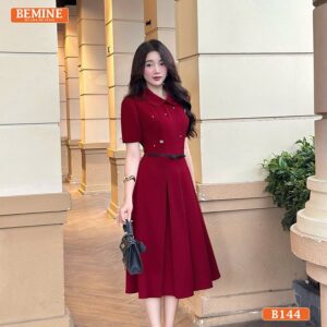 Mẫu đầm dự tiệc BEMINE B144, với tùng váy xếp ly và cổ sen đính đá sang trọng.