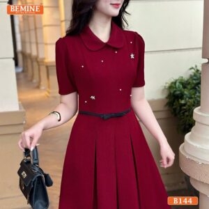 Ảnh cận cảnh chi tiết cổ sen và các hạt đá được đính tỉ mỉ trên đầm thiết kế BEMINE B144.