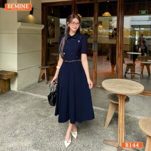 Góc chụp chi tiết đầm thiết kế BEMINE B144, tập trung vào sự kết hợp giữa xếp ly, cổ sen và đá đính.