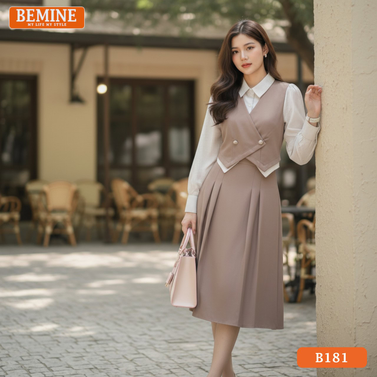 Đầm thiết kế BEMINE Dáng Chữ A Công Sở Cổ Sơ Mi B181 Người mẫu mặc đầm thiết kế BEMINE Peplum Công Sở B174 dáng chữ A, phù hợp cho môi trường văn phòng.
