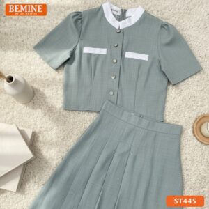 Ảnh chụp toàn thân Set thiết kế BEMINE ST445, cổ trụ, dáng dài, màu ghi xám, phù hợp đi làm.