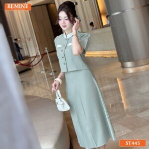 Ảnh cận cảnh chi tiết cổ trụ đứng và form dáng dài thướt tha của Set thiết kế BEMINE ST445.