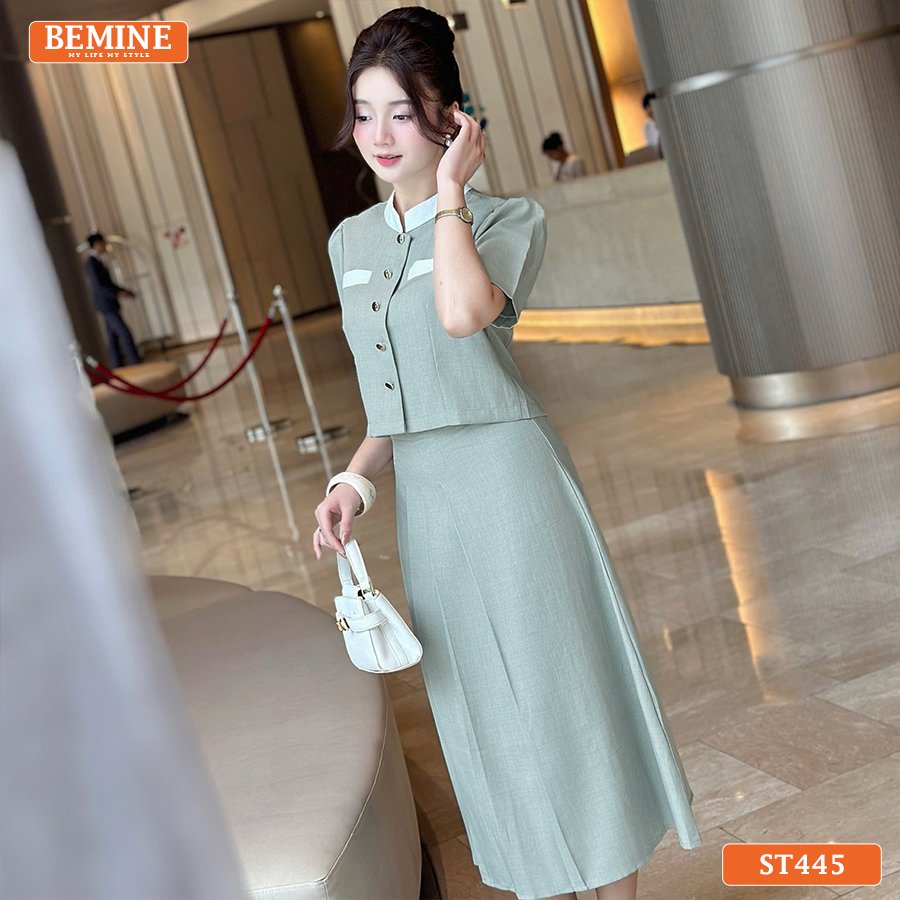 Ảnh cận cảnh chi tiết cổ trụ đứng và form dáng dài thướt tha của Set thiết kế BEMINE ST445.