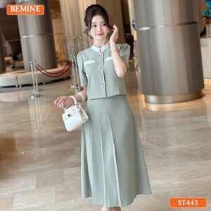 Mẫu Set BEMINE ST445, cổ trụ, dáng dài, mang phong cách công sở chuyên nghiệp và lịch sự.