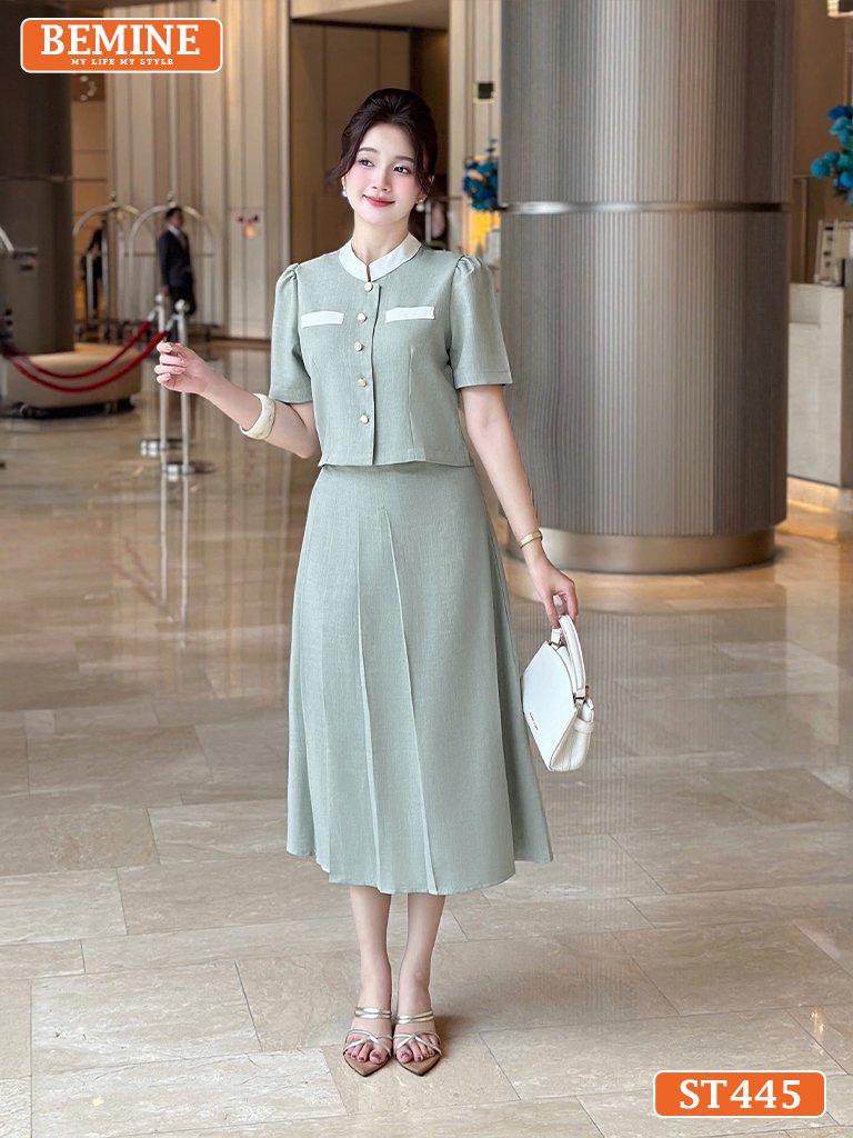 Set thiết kế BEMINE Công Sở Dáng Dài Cổ Trụ ST445 Set thiết kế BEMINE Công Sở Dáng Dài Cổ Trụ ST445 là sự kết hợp hoàn hảo giữa áo dáng dài và chân váy ôm