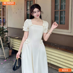 Người mẫu diện đầm BEMINE B203 dáng chữ A, cổ vuông đính hoa phối cùng phụ kiện sang trọng.