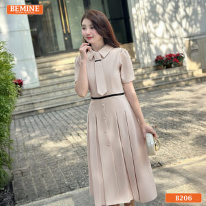 Ảnh cận cảnh chi tiết cổ đức và cà vạt phối màu tinh tế trên đầm thiết kế BEMINE B206.