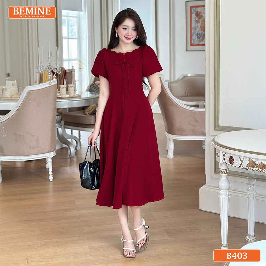 Mẫu đầm công sở BEMINE B403 thiết kế cổ thuyền gợn sóng đính nơ tạo điểm nhấn điệu đà.