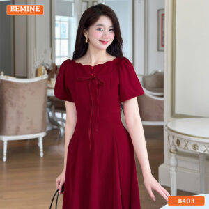 Ảnh cận cảnh chi tiết cổ thuyền gợn sóng và nơ đính tinh tế trên đầm thiết kế BEMINE B403.