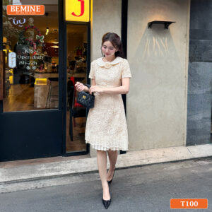 Ảnh cận cảnh chi tiết ren hoa nổi thủ công trên cổ áo của đầm thiết kế BEMINE T100.