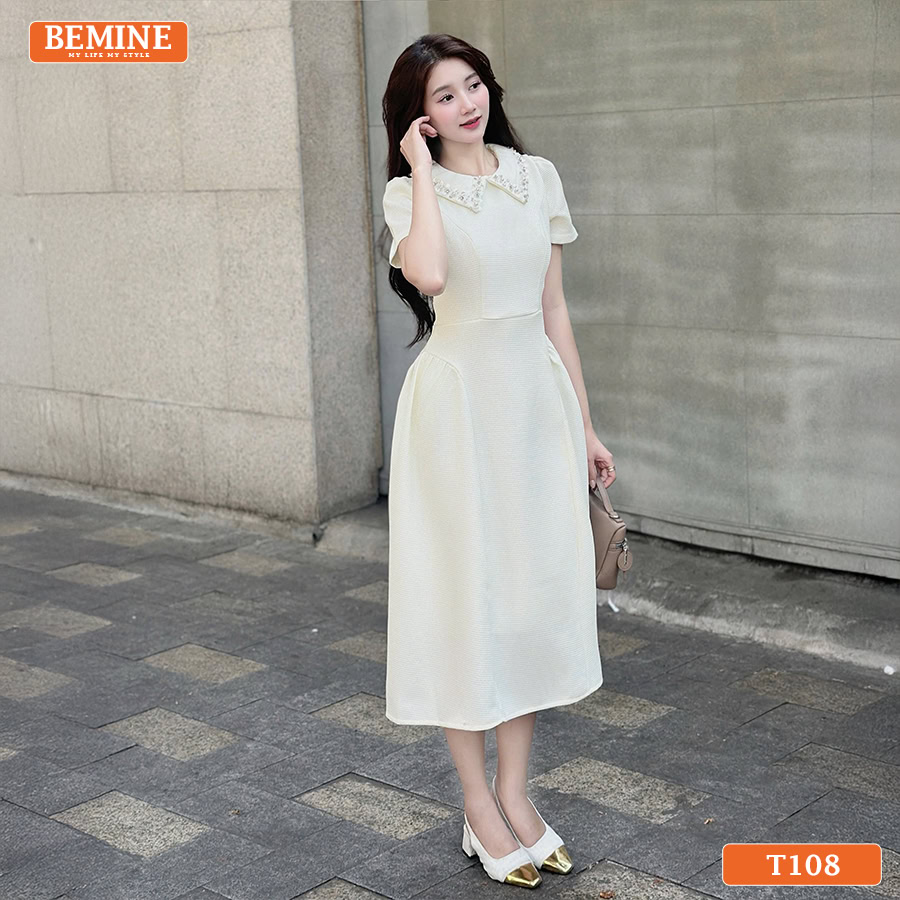 Ảnh chụp toàn thân đầm BEMINE T108 dáng dài, giúp người mặc trông thanh thoát và kiêu sa hơn.