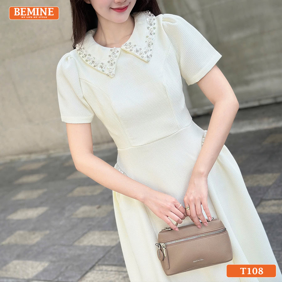 Ảnh cận cảnh các viên đá đính thủ công lấp lánh trên cổ áo mẫu đầm thiết kế BEMINE T108.