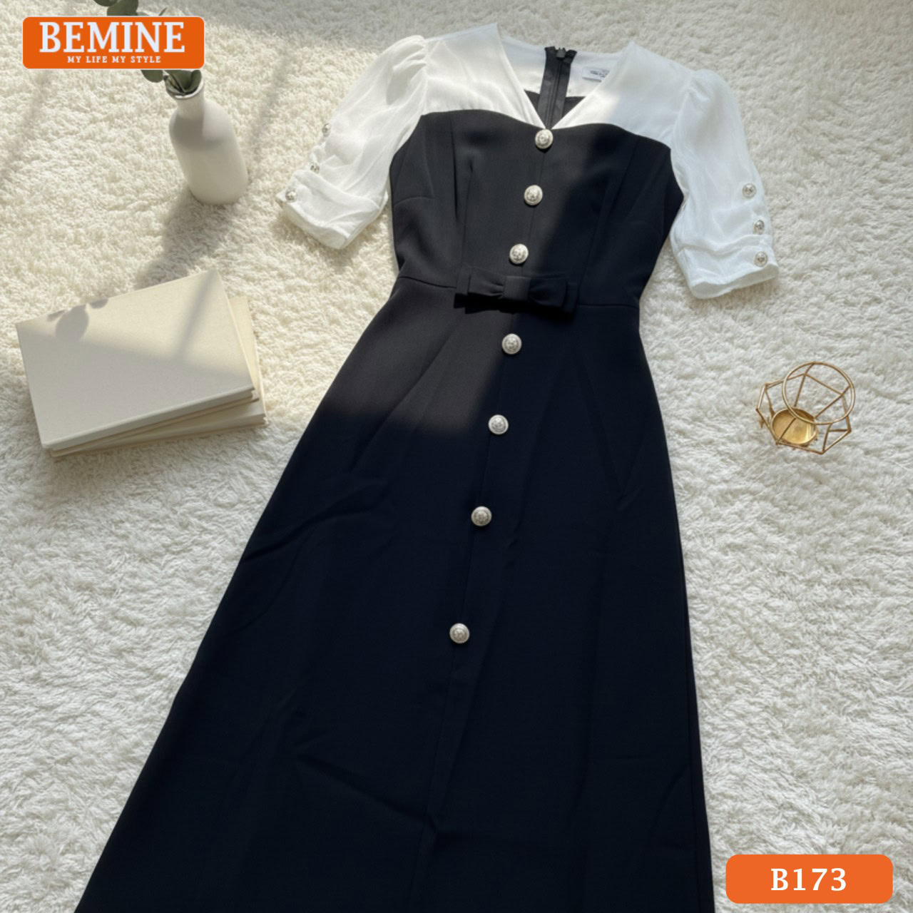Phối cùng áo blouse cổ thắt nơ nữ tính và duyên dáng