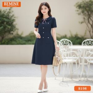 Ảnh cận cảnh chi tiết nơ đính thủ công sắc sảo trên nền cổ sen của đầm thiết kế BEMINE B198.