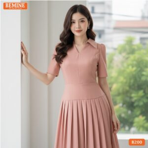 Ảnh cận cảnh chi tiết xếp ly tinh tế và phần cổ sơ mi xẻ V độc đáo trên đầm thiết kế BEMINE B200.