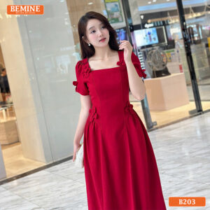 Người mẫu diện đầm BEMINE B203 đi chơi trẻ trung và năng động.