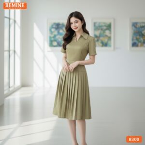 Ảnh cận cảnh chi tiết cổ sơ mi xẻ V và bề mặt vải lụa bóng mịn của đầm thiết kế BEMINE B300.