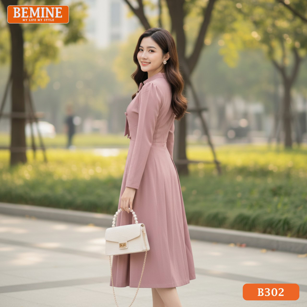 Mẫu đầm công sở BEMINE B302 dáng chữ A, cổ trụ, màu xanh navy, tạo vẻ ngoài chuyên nghiệp.