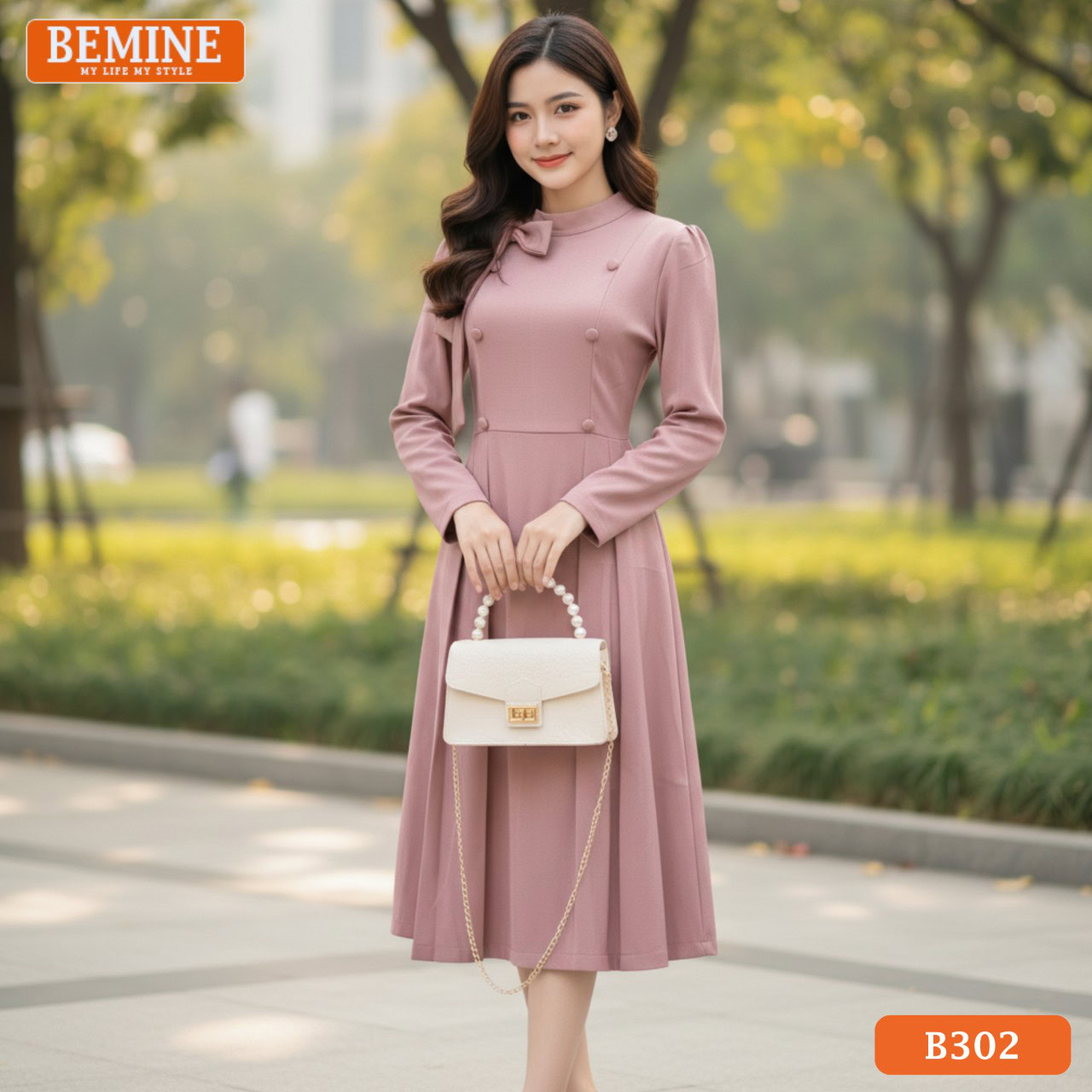 Đầm thiết kế BEMINE B302 màu hồng, dáng chữ A, cổ trụ, mang lại vẻ ngoài trang nhã.