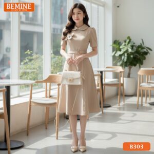 Đầm thiết kế BEMINE B303 màu hồng nhạt, dáng chữ A, cổ sen, mang lại vẻ ngoài trẻ trung.