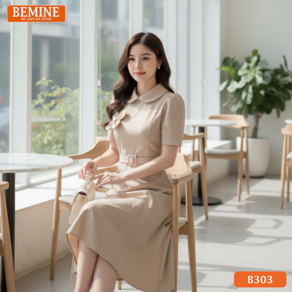 Mẫu đầm công sở BEMINE B303 dáng chữ A, cổ sen, màu trắng, tạo vẻ ngoài dịu dàng.