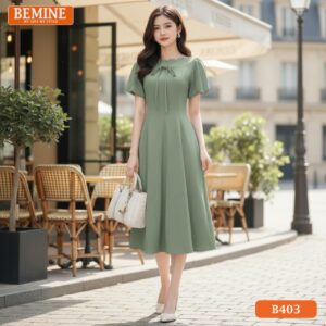 Ảnh cận cảnh chi tiết cổ thuyền rộng và chất liệu vải của đầm thiết kế BEMINE B403 màu xanh.