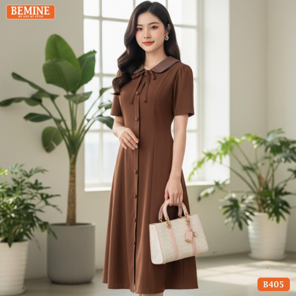Đầm công sở BEMINE B405 thiết kế độc quyền với cổ sen trang nhã, tôn vinh nét đẹp dịu dàng của phái đẹp.