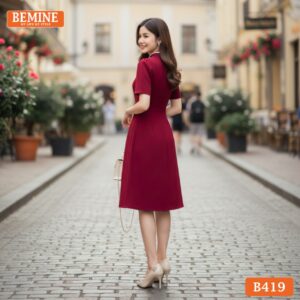 Mẫu đầm công sở BEMINE B419 với chi tiết cổ tàu kín đáo kết hợp nơ đính tinh tế, tạo vẻ ngoài chuyên nghiệp.
